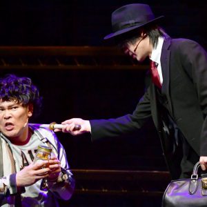 佐藤流司が魅せる、スタイリッシュな喪黒福造　「笑ゥせぇるすまん」THE STAGEゲネプロレポート イメージ画像