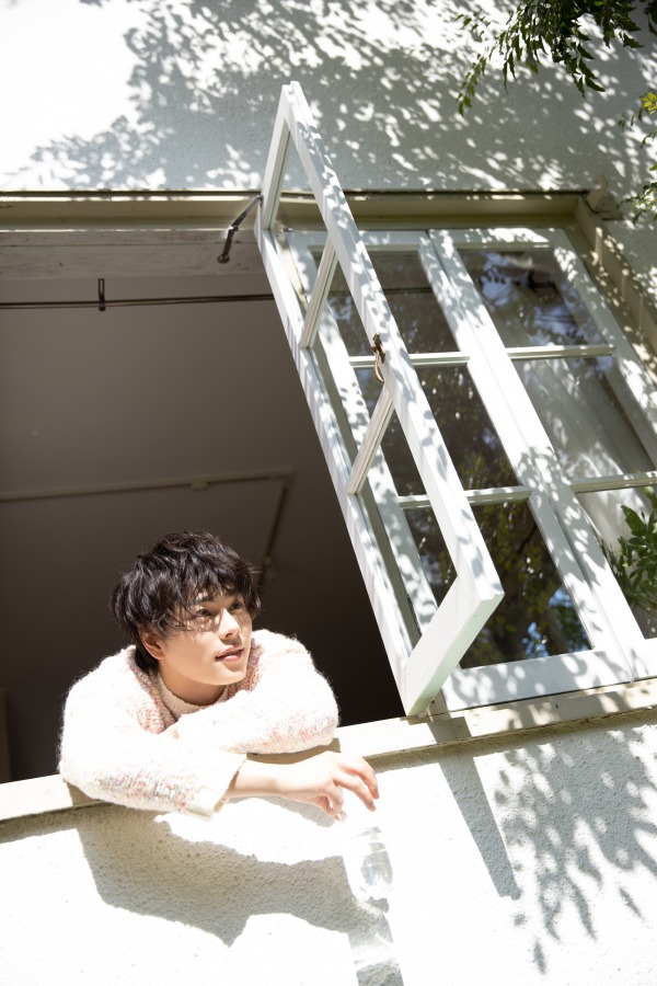 飯山裕太「美味しいご飯と共に楽しんで」　1st写真集『foodie』発売、お渡し会の開催も イメージ画像