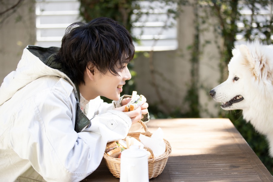 飯山裕太「美味しいご飯と共に楽しんで」　1st写真集『foodie』発売、お渡し会の開催も イメージ画像