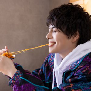 飯山裕太「美味しいご飯と共に楽しんで」　1st写真集『foodie』発売、お渡し会の開催も イメージ画像