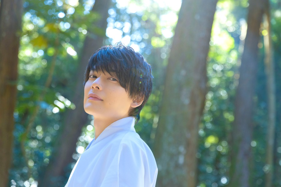 崎山つばさ、3年ぶりとなる写真集『神推し』発売へ　撮影場所は東国三社 イメージ画像