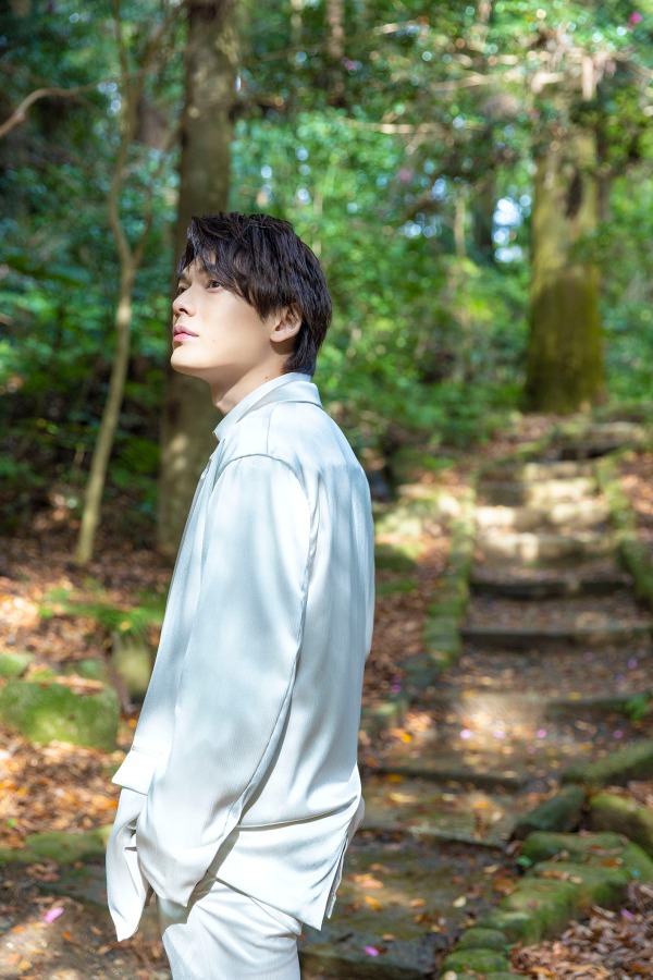 崎山つばさ、3年ぶりとなる写真集『神推し』発売へ　撮影場所は東国三社 イメージ画像