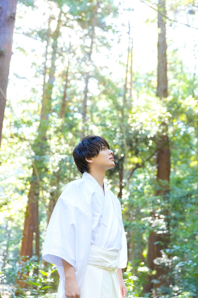 『崎山つばさ 神推し』誌面未収録カット解禁　「おみくじを引いて一喜一憂」なショットも イメージ画像